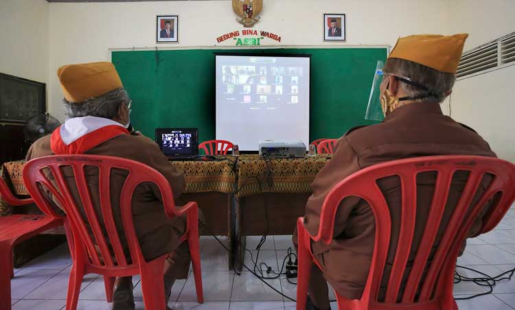 Para Veteran saat mengajar secara virtual. foto: ist.