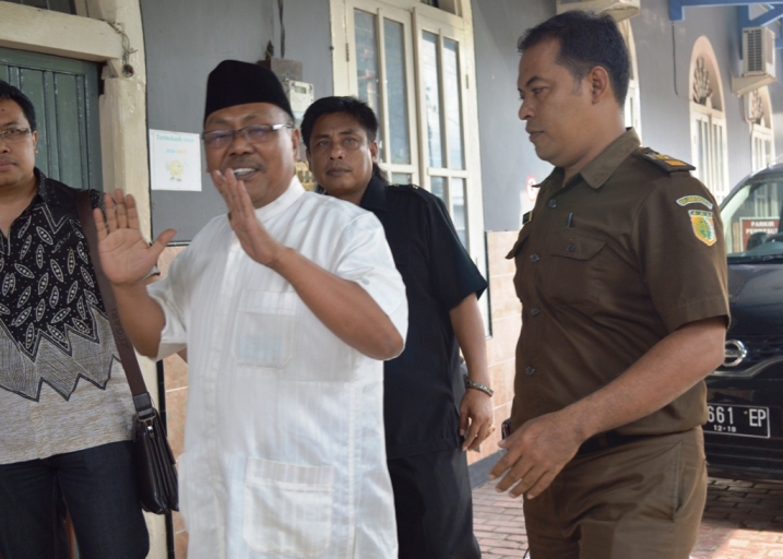 TERSENYUM –