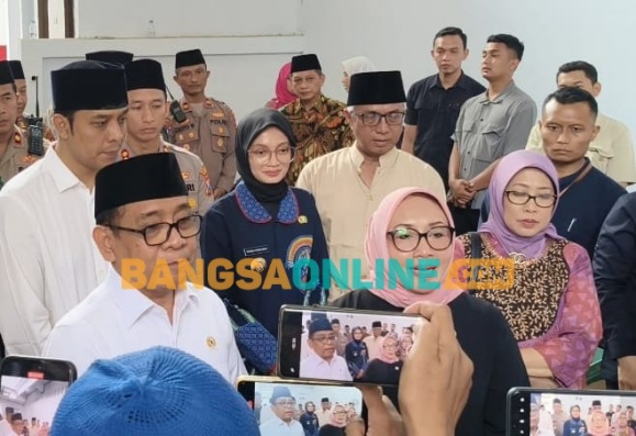 Menko PMK Pratikno dan Menteri Pemberdayaan Perempuan dan Perlindungan Anak (PPPA) Arifatul Choiri Fauzi saat memberi keterangan kepada wartawan. Foto: Muji Harjita/BANGSAONLINE