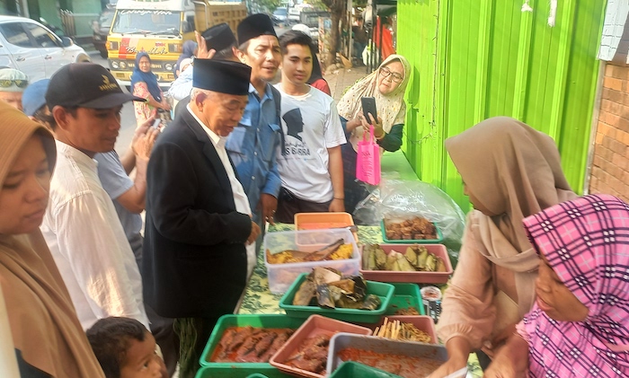 Kiai Asep Tebar Keberkahan, Borong Dagangan di Pasar Dinoyo sampai Warga Mantap Pilih Mubarok