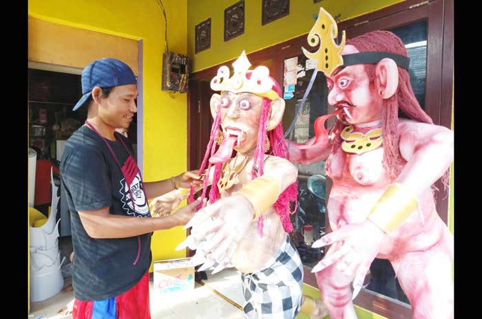 Pembuat Kostum Karnaval di Tuban Banjir Pesanan