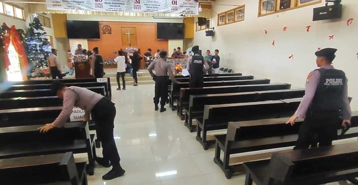 Sterilisasi gereja yang dilakukan petugas dari Polres Pasuruan Kota.