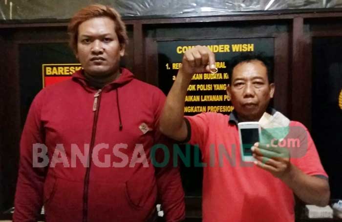 Polisi menunjukkan barang bukti dan tersangka. foto: ROMZA/ BANGSAONLINE