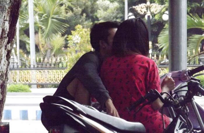 Tampak muda mudi berbuat mesum di depan kantor DPRD Situbondo.