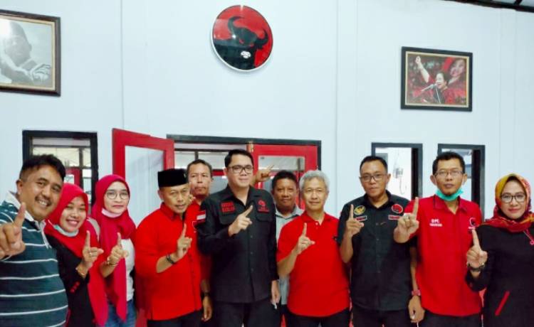 Arteria Dahlan bersama Cabup Sugiri Sancoko dan Pengurus PDIP Ponorogo. (foto: ist)