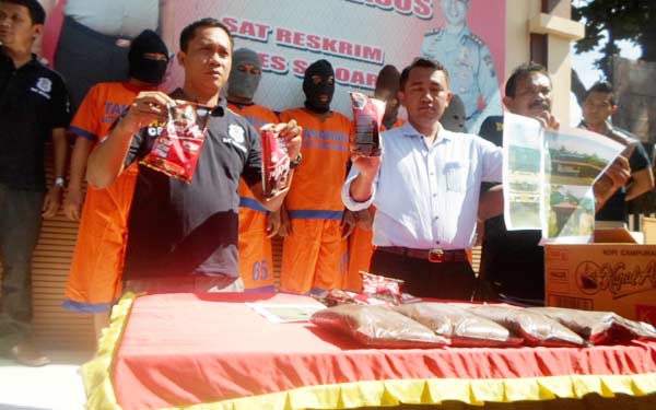 Lima tersangka penggelapan saat dirilis di Mapolres Sidoarjo. foto: CATUR AE/ BANGSAONLINE