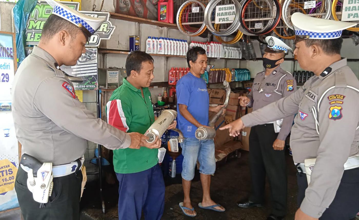 Petugas Satlantas Polres Kediri Kota saat melakukan sosialisasi larangan knalpot brong kepada masyarakat. Foto: Ist.