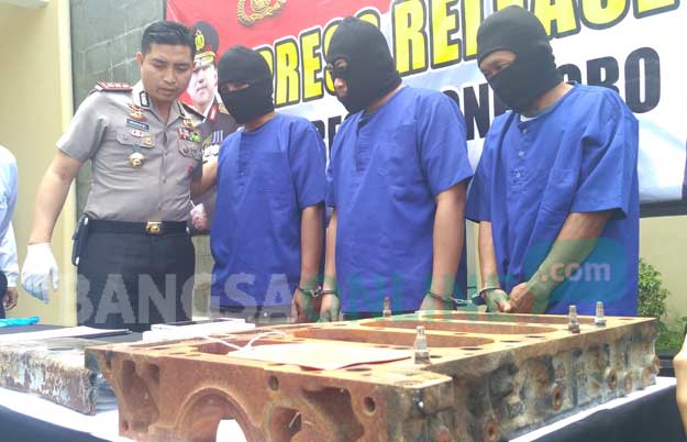 Tiga tersangka penandah barang curian delapan mobil dari BM saat dirilis oleh Kapolres Bojonegoro, AKBP Wahyu Sri Bintoro di Mapolres setempat. foto: EKY NURHADI/ BANGSAONLINE