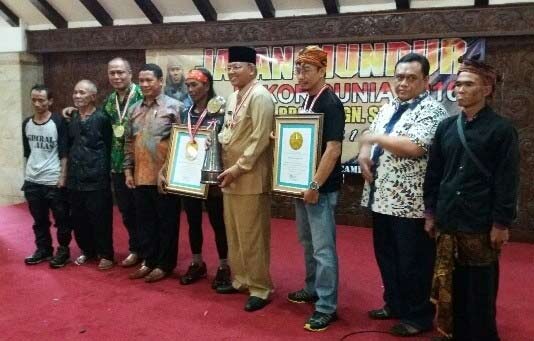 Tarpin saat foto bersama Bupati Malang. 