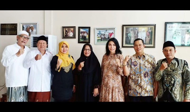 Ning Lia bersama Ketua DPD Partai NasDem Surabaya Robert Simangunsong dan KH. Masykur Hasyim bersilaturahim dengan tokoh Madura, H. Ali Badri di kediaman kawasan Bendul Merisi, Wonokromo, Surabaya. foto: istimewa