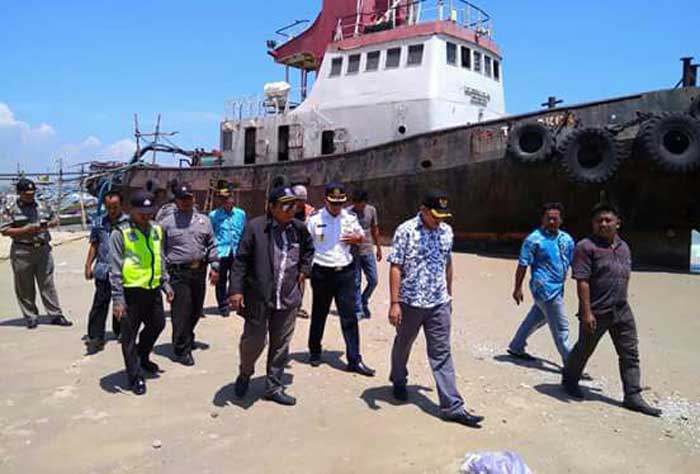 Tim investigasi Dinas Perhubungan saat mendatangi lokasi tugboat, beberapa waktu lalu.