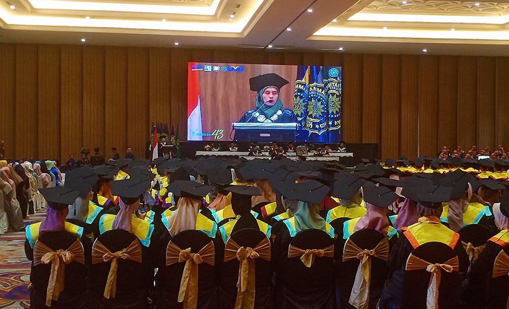 Rektor UMG Prof. Nadhiratul Laily saat memberikan sambutan dalam wisuda. Foto: SYUHUD/ BANGSAONLINE
