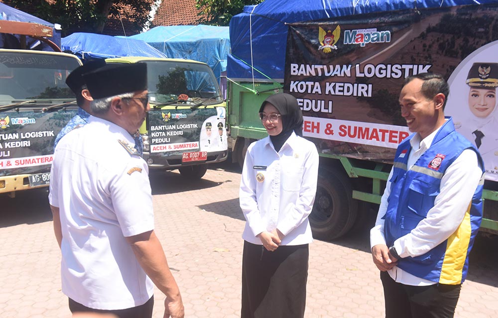 Wali Kota Vinanda bersama Gus Qowim dan Kepala Dinsos Kota Kediri Imam Muttaqin (kanan) saat memberangkatkan bantuan. Foto: Ist.