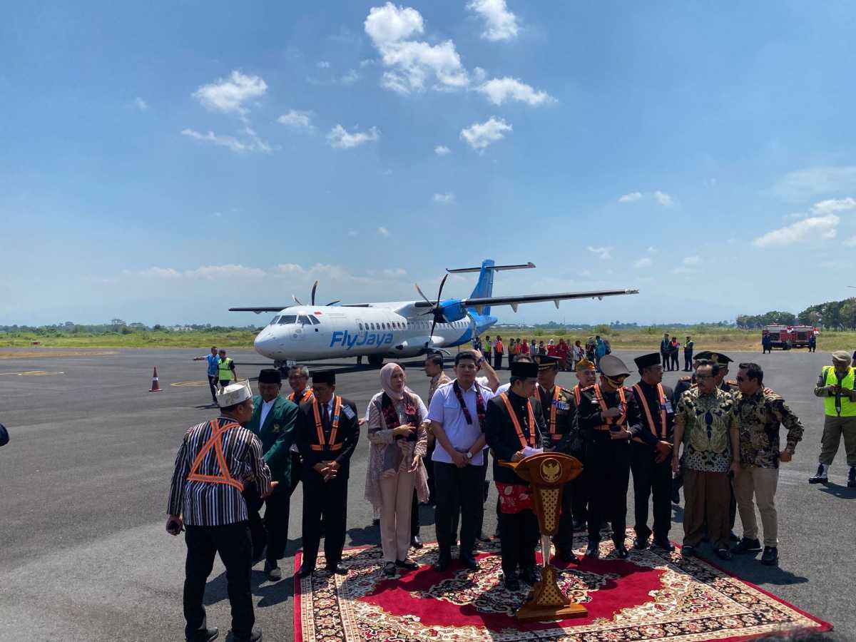 Kedatangan pesawat Fly Jaya di Bandara Notohadinegoro Jember