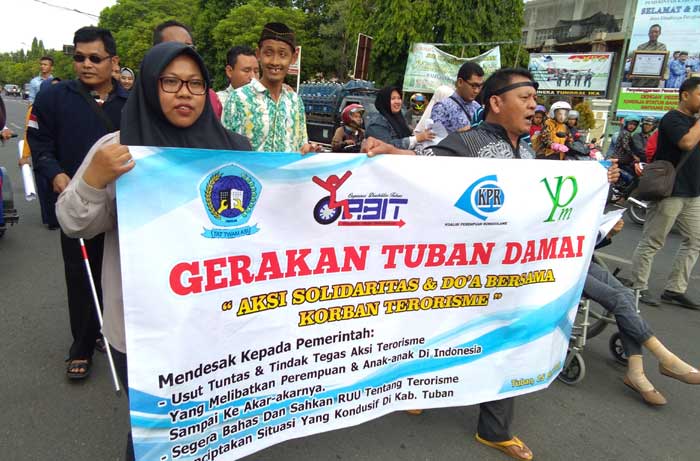 Aksi solidaritas massa gabungan mengecam terorisme.