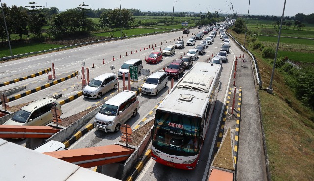 Antrean kendaraan di exit tol Bandar Kedungmulyo. foto: RONY S/ BANGSAONLINE