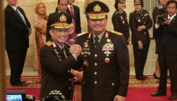 Kapolri Jenderal Tito Karnavian berjabattangan  dengan Wakapolri Komisaris Jenderal Budi Gunawan usai dilantik di Istana Kepresidenan, 13 Juli 2016. TEMPO/Istman