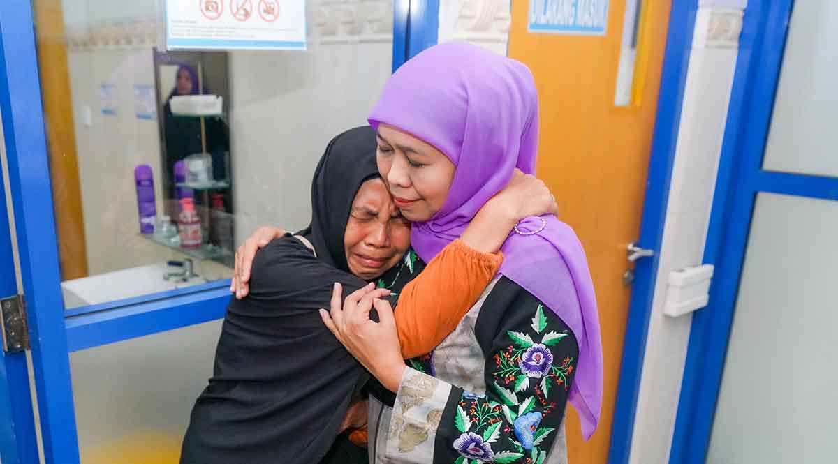 Gubernur Khofifah Kunjungi Korban Kecelakaan Maut di Jember, Serahkan Santunan dan Doa Kesembuhan