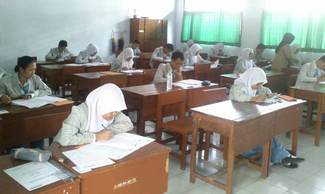 Suasana UN di SMAN 1 Trenggalek. foto: herman subagyo/ BANGSAONLINE