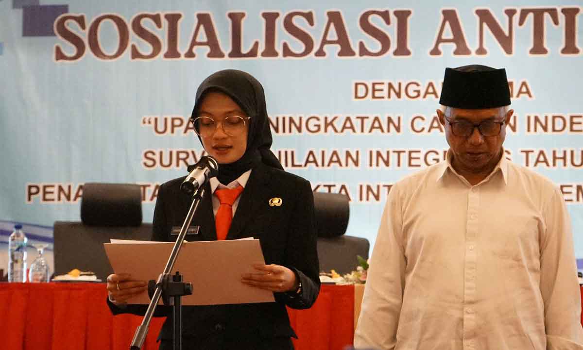 Wali Kota Kediri didampingi wakilnya saat memberi sambutan dalam Sosialisasi Antikorupsi.