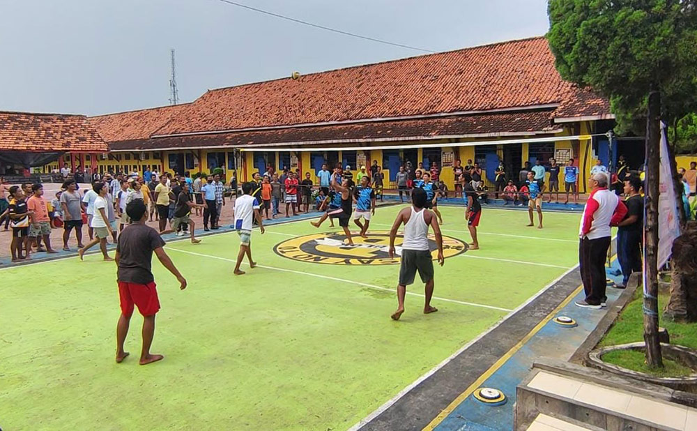 Salah satu laga bola voli yang dipertandingkan dalam Porsenap Lapas Kelas IIA Pamekasan. 