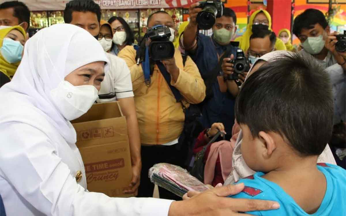 Gubernur Khofifah saat memantau imunisasi.