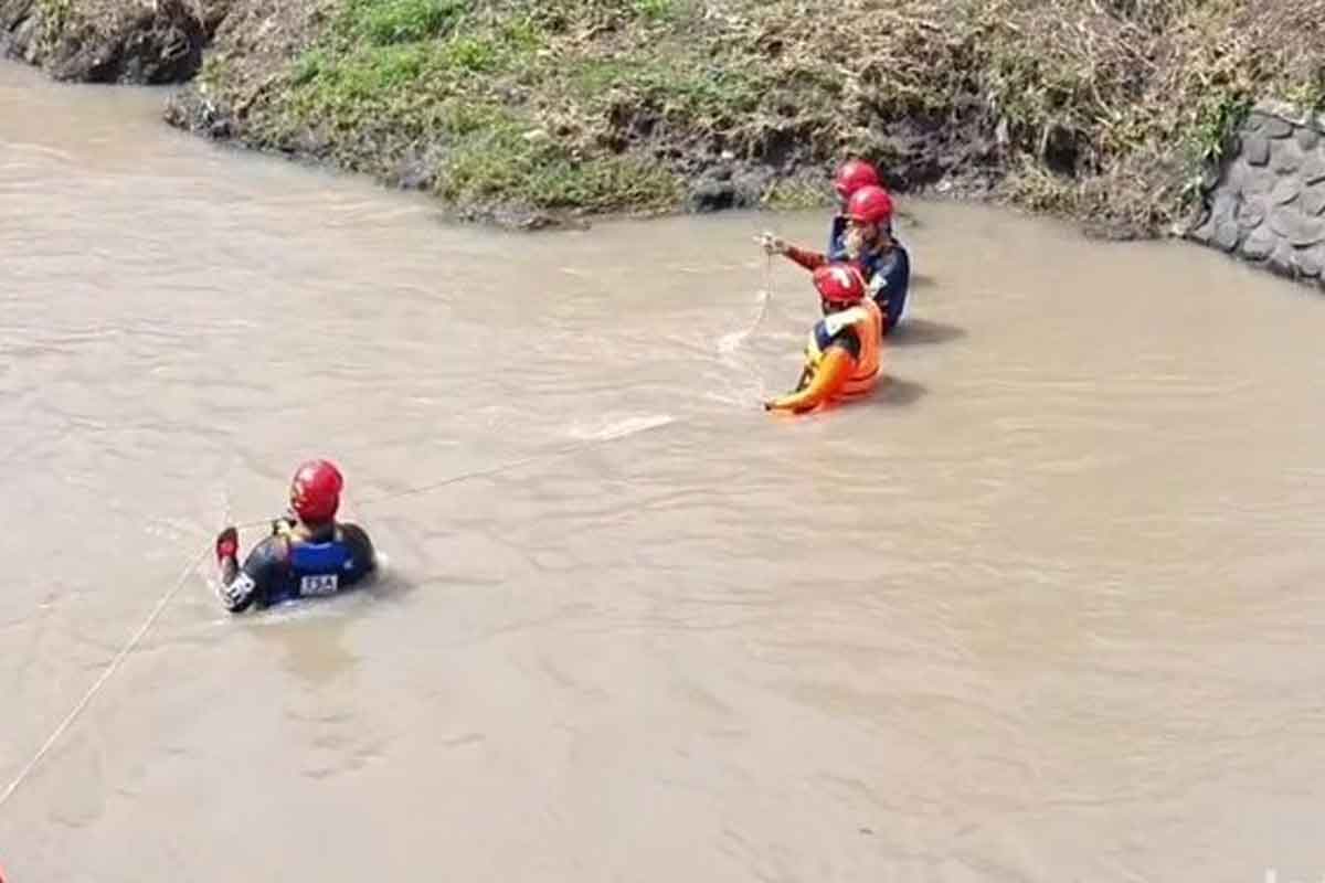 Proses pencarian yang hilang saat ditinggal ibunya BAB di Sungai. Foto: Detik.com