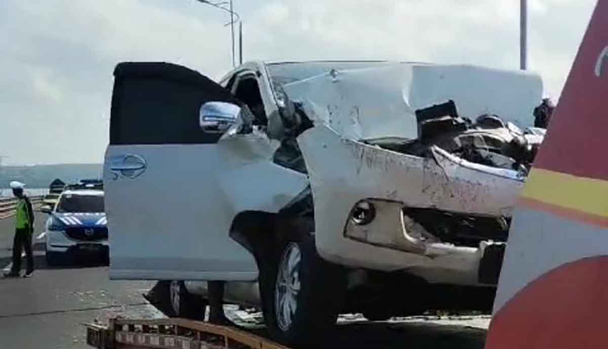 Petugas saat mengevakuasi kendaraan yang terlibat kecelakaan di Jembatan Suramadu.