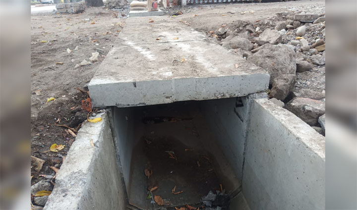 Penggunaan tanah bekas kerukan pada proyek U Gutter menimbulkan pro kontra. Penggunaan material itu dianggap menyalahi bestek. (foto: YUDI EP/ BANGSAONLINE)