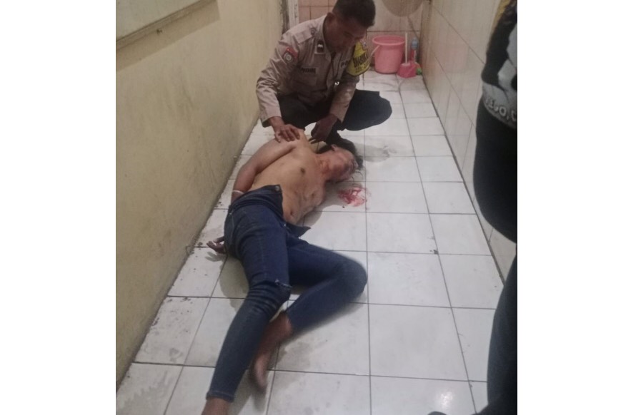 Pelaku saat diamankan di Polsek Bubutan