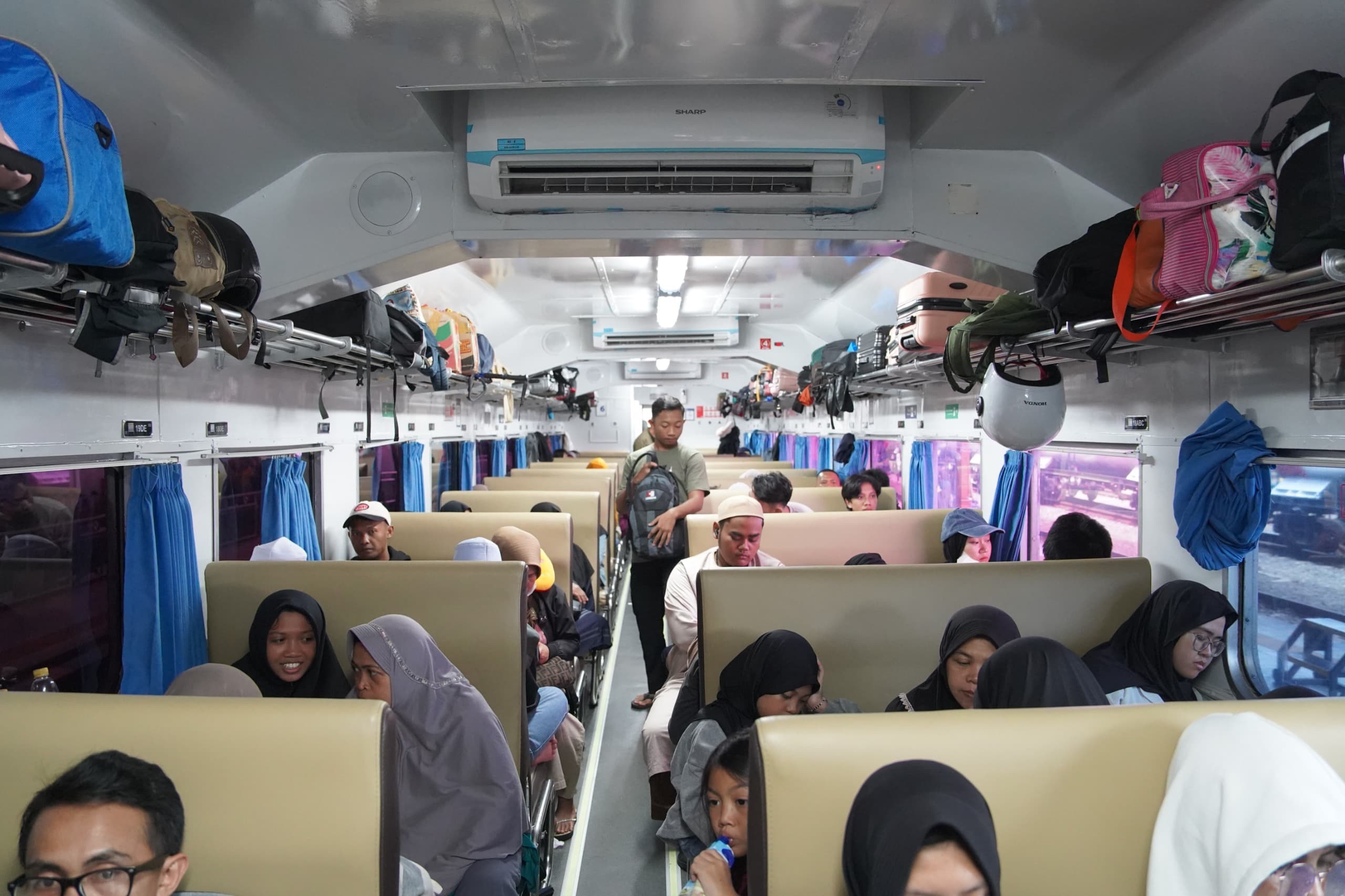 Suasana penumpang KA Kahuripan yang masih mendapat PSO
