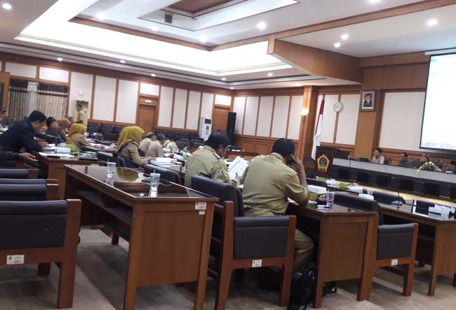 Komisi B ketika public hearing dengan Kades dan stakeholder soal Ranperda BUMDes. foto: syuhud/ BANGSAONLINE