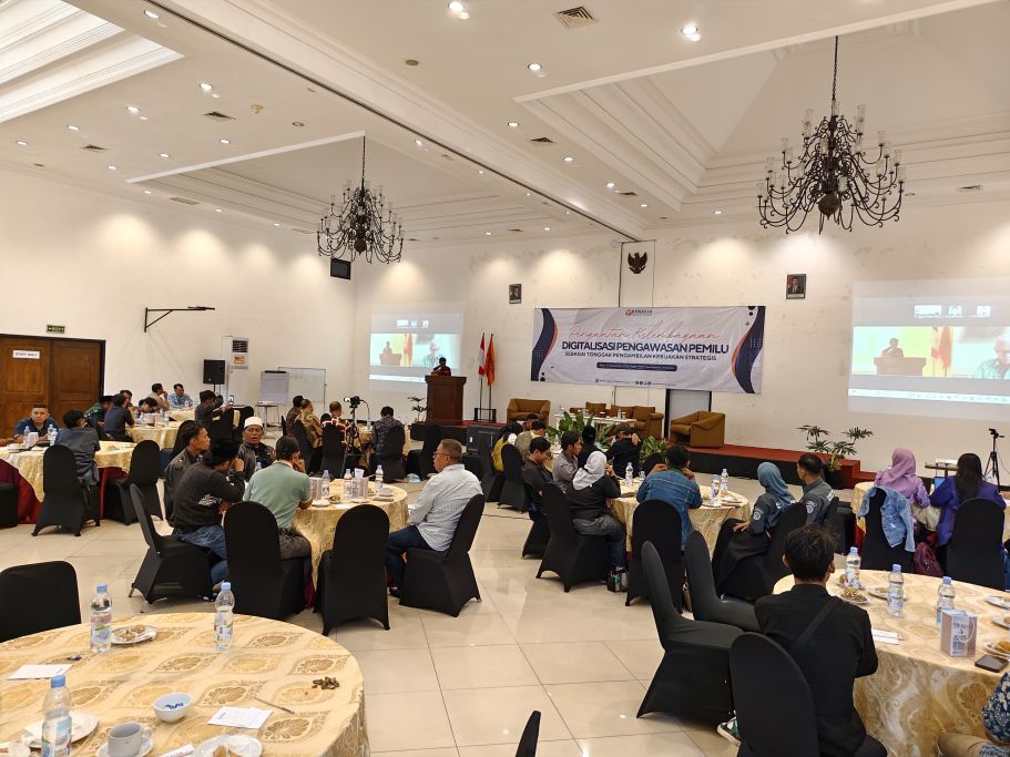 Ketua Bawaslu Kabupaten Pasuruan, Arie Yunianto saat memberikan sambutan dan pengarahan tekankan literasi politik, partisipasi publik, dan ketahanan digital jelang Pemilu 2029