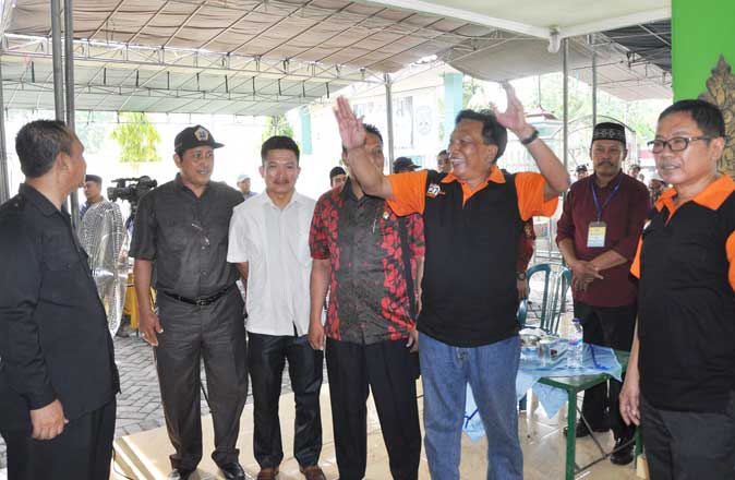 Bupati Sambari HR didampingi Sekkab Kng. Djoko Sulistio Hadi meninjau pilkades salah satu desa.