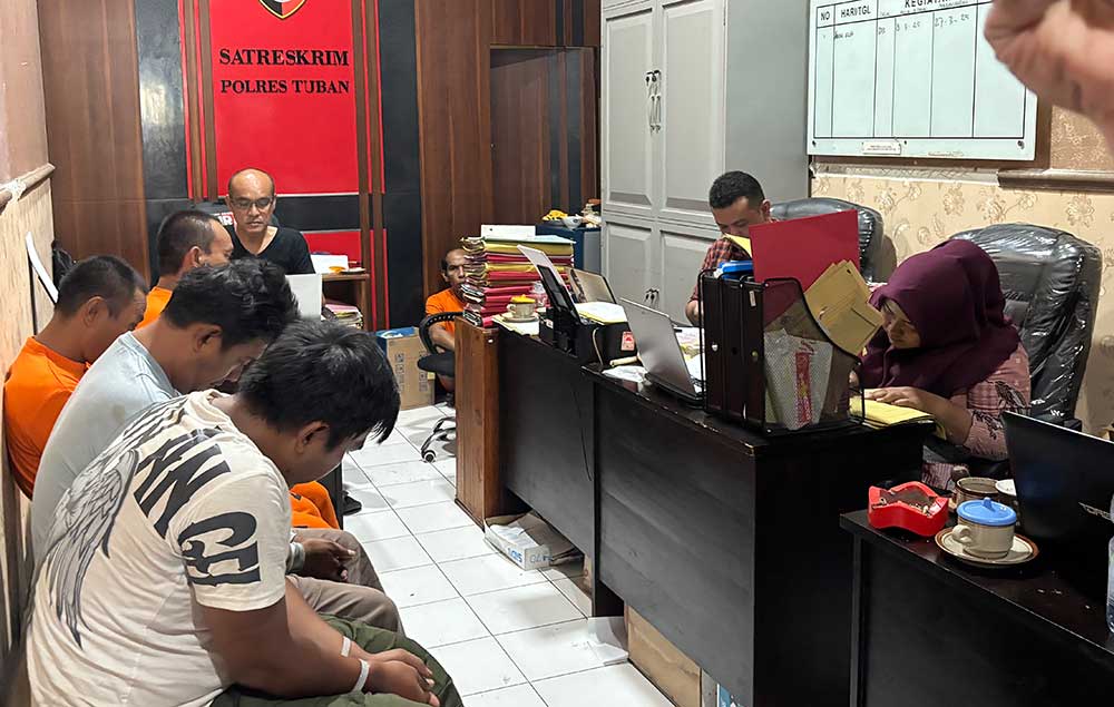 Kedua pelaku saat diamankan ke Mapolres Tuban untuk dimintai keterangan.