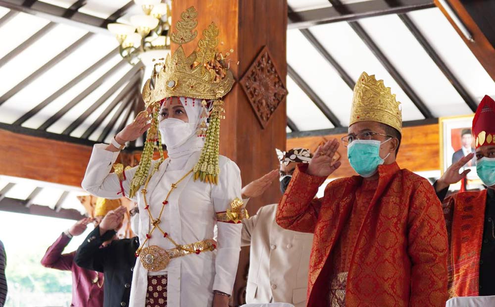 Wali Kota Batu Dewanti Rumpoko (kiri) mengikuti Upacara Peringatan Harlah Pancasila secara virtual di Pendopo Rumah Dinas Wali Kota Batu, Selasa (1/6) pagi.