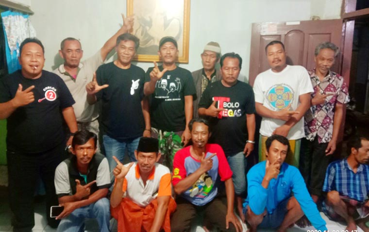Relawan Gadingrejo foto bersana usai konsolidasi pemenangan Paslon Teno.