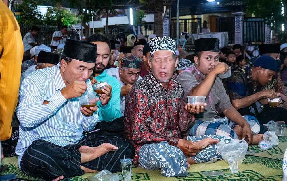 Warga saat menikmati Sanggring kolak ayam. (Ist)