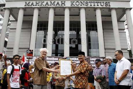 Para aktivis anti korupsi memberi mandat kepada tim 9 di depan kantor Mahkamah Konstitusi. Foto: detik.com
