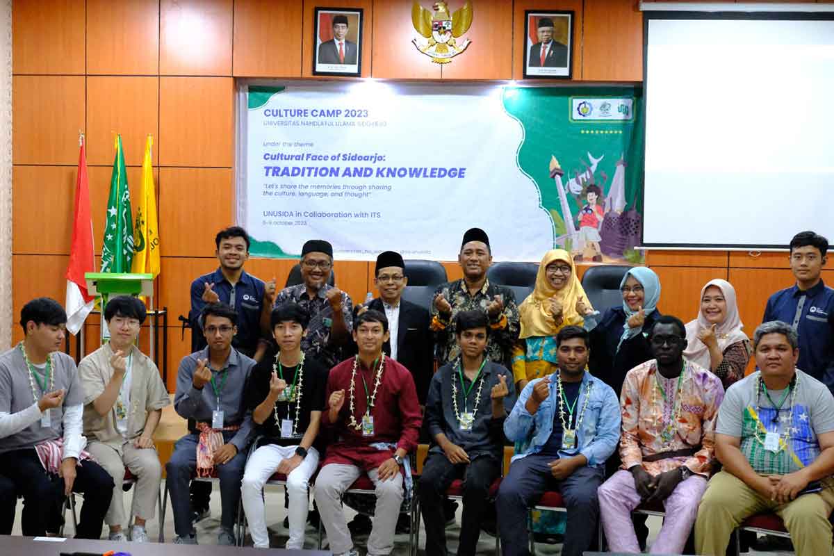 Sepuluh mahasiswa asing pose bersama dengan sejumlah dosen Unusida, Jumat (6/10/2023). foto Ist.