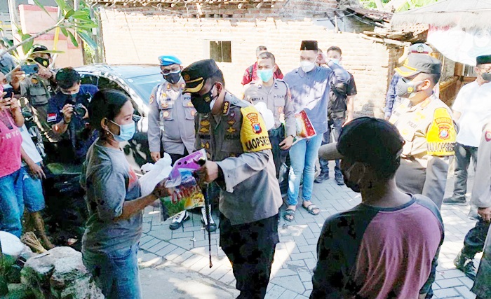 Kapolresta Sidoarjo Door to Door Bagikan Daging Kurban ke Warga Terdampak Pandemi Covid-19