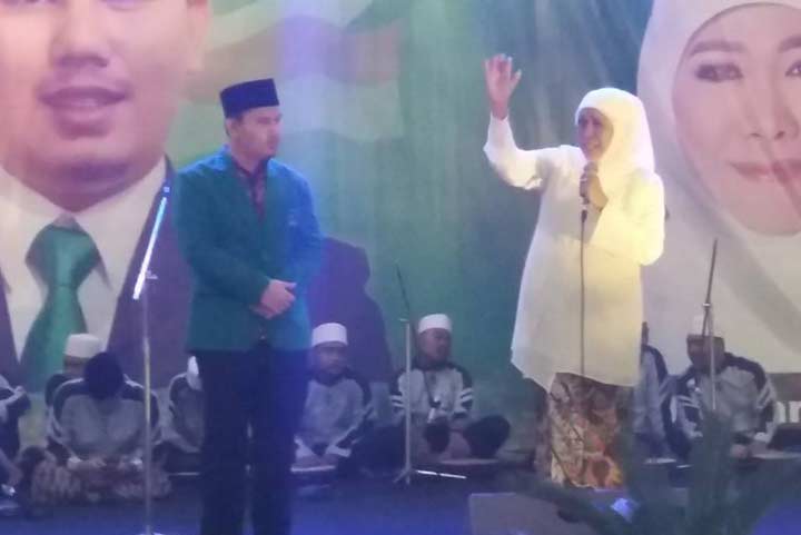 Khofifah Indar Parawansa dan Muhammad Habibur Rochman pada acara Silaturahim dan Konsolidasi Relawan Kiai-Santri untuk Pemenangan M Habiburrochman dan Kawan-Kawan PPP di GOR Sidoarjo, Rabu (30/1/2019). Foto: BANGSAONLINE.COM