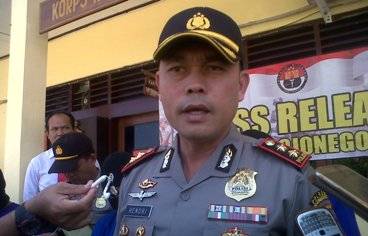 BURU. Kapolres Bojonegoro, AKBP Hendri Fiuser mengaku sedang memburu dua pelaku pemilik usaha tambang pasir mekanik di Sungai Bengawan Solo. Foto: Eky Nurhadi/BANGSAONLINE