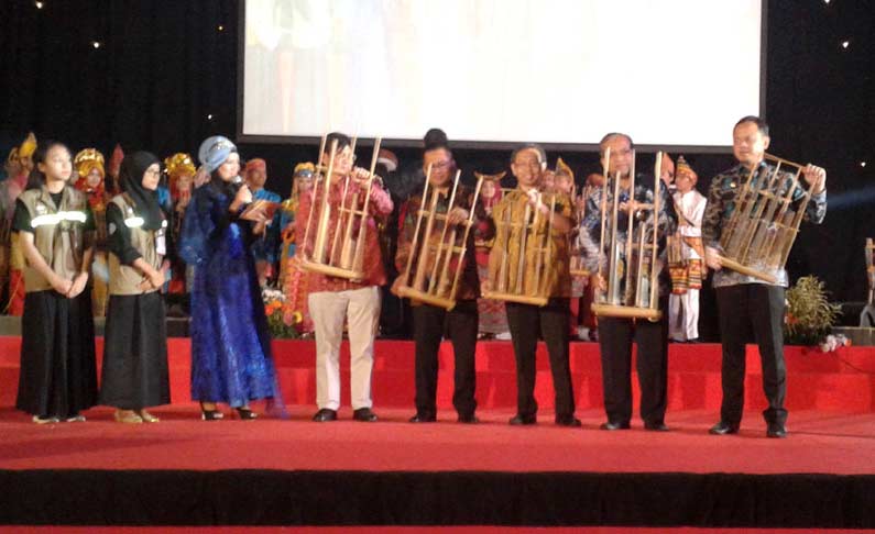 Dirjen Pembelajaran dan Kemahasiswaan Kemenristek Dikti, Prof. Intan Ahmad, Ph.D didamping al. Rektor IPB membunyikan angklung sebagai tanda Pimnas Ke-29 2016 di IPB, diakhiri, Kamis (11/8) malam.