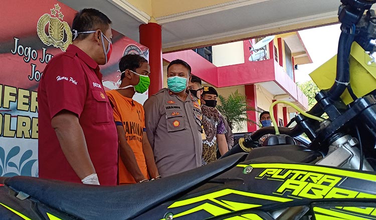 Pelaku yang berhasil diringkus Satreskrim Polres Blitar beserta barang bukti sebuah motor trail.
