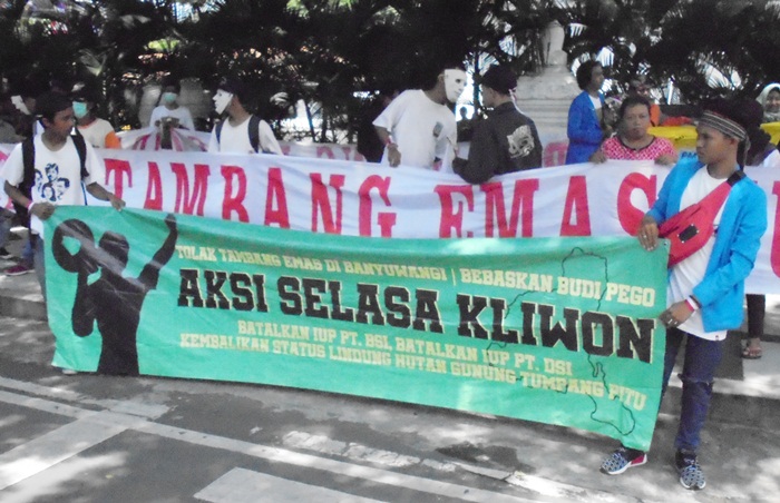Pedemo saat menyuarakan aksi di depan kantor bupati Banyuwangi. Foto: GANDA SISWANTO/BANGSAONLINE