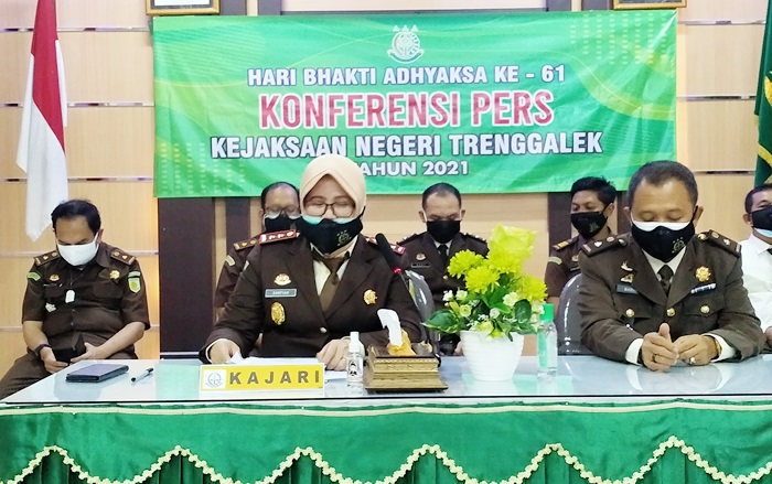 Kejari Trenggalek saat menggelar konferensi pers memperingati Hari Bhakti Adhyaksa ke-61.