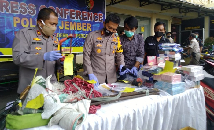 Kasatreskrim Polres Jember AKP Frans Kembaren saat rilis di Mapolres Jember, Kamis (30/4/2020).