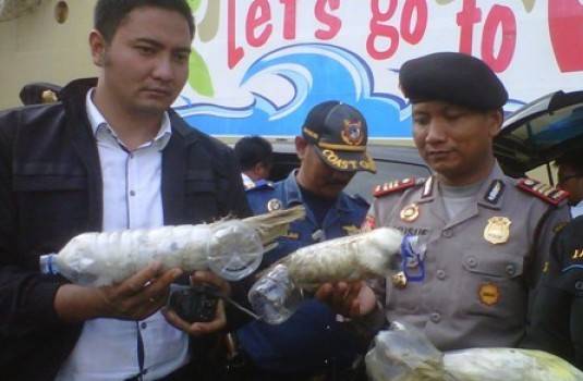 Petugas saat menunjukkan barang bukti berupa burung langka yang dimasukkan ke dalam botol. (rusmiyanto/BANGSAONLINE)