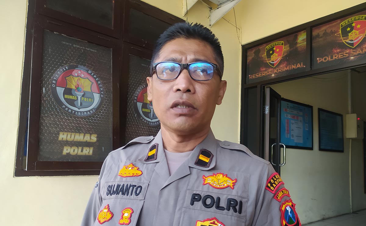 Kasi Humas Polres Sampang Ipda Sujianto saat memberi keterangan peristiwa pembacokan. Foto: MUTAMMIM/ BANGSAONLINE